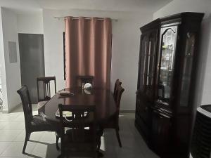 uma sala de jantar com uma mesa e um armário em Casa en Mazatlán em Mazatlán