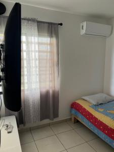 1 dormitorio con cama y ventana en Casa en Mazatlán, en Mazatlán