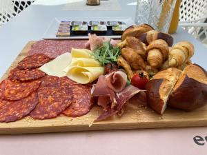 een bord met vlees, kaas en brood bij ECHO Boutique Rooms in Rabac
