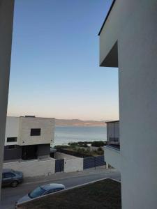 uma vista de um edifício com vista para a água em Villa Twins em Nov Dojran