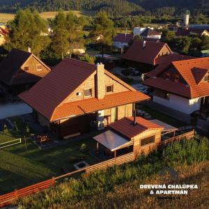 eine Luftansicht eines Hauses mit Dach in der Unterkunft DREVENÁ CHALÚPKA Slovenský raj HRABUŠICE in Hrabušice