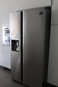 - un réfrigérateur en acier inoxydable dans la cuisine dans l'établissement Ferienhaus in Istanbul, à Sarıyer