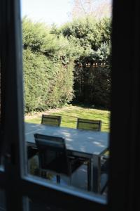 - une table avec deux chaises et une vue depuis la fenêtre dans l'établissement Ferienhaus in Istanbul, à Sarıyer