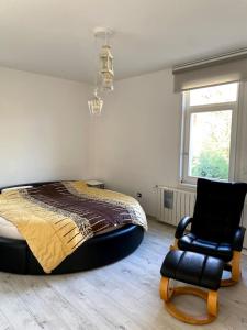 - une chambre avec un lit et une chaise dans l'établissement Ferienhaus in Istanbul, à Sarıyer