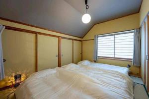 嬬恋村にあるS-villa Karuizawa - Princeland -のベッドルーム(大きな白いベッド1台、窓付)