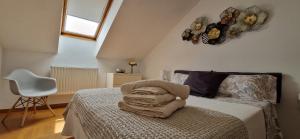 a bedroom with a bed with towels on it at Junto a la Catedral in Burgos