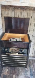 an old radio sitting on top of a wooden floor at Slapen bij Bonanza in Bantega