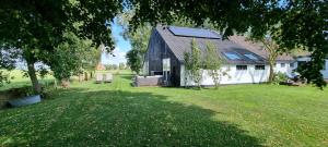 a barn with a solar roof on a green yard at Slapen bij Bonanza in Bantega
