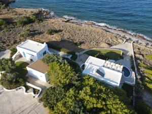 uma vista aérea de uma casa ao lado do oceano em Seafront Villa Polyxene em Keratea