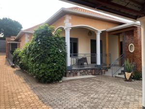 Casa pequeña con porche y balcón en RWA Apartments, en Kigali