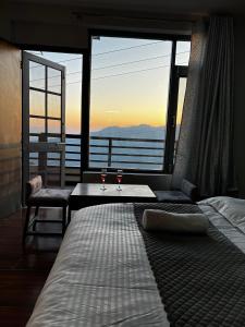 um quarto com uma cama e uma mesa com dois copos de vinho em THE GETAWAY em Shimla