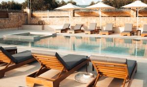 Bazén v ubytování Entheon Olive Villas - Poolside Retreats nebo v jeho okolí