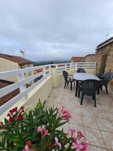Balkón alebo terasa v ubytovaní Le Bocage gîte 90m2 chaleureux à 4 min du Puy du Fou