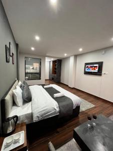 sypialnia z dużym łóżkiem i telewizorem z płaskim ekranem w obiekcie THE GETAWAY w mieście Shimla
