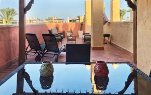 um reflexo de dois vasos numa piscina de água em Vera Vistas: Espléndido ático con terraza de 55m2 em Vera