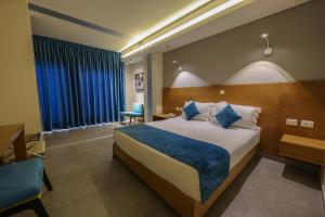 Postel nebo postele na pokoji v ubytování Majestic Byblos Grand Hotel