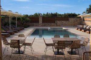 Bazén v ubytování Entheon Olive Villas - Poolside Retreats nebo v jeho okolí