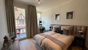 1 dormitorio con cama y ventana grande en Altstadtjuwel, en Celle