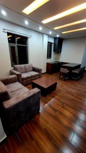 - un salon avec deux canapés et une table dans l'établissement THE GETAWAY, à Shimla