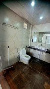 西姆拉的住宿－THE GETAWAY，一间带卫生间和水槽的浴室
