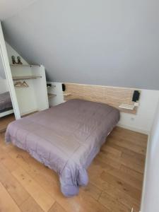 CamparanにあるLes GITES DE CAMPARAN - gîte "le PETIT CHALET"の小さなベッドルーム(ベッド1台付)