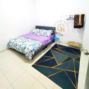 ein kleines Bett in einem Zimmer mit Fußboden in der Unterkunft Qairissa Homestay Kuantan in Kuantan