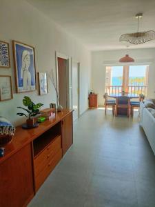 uma sala de estar com um sofá e uma mesa em La Casa Azul - next to the sea! em Torrenueva