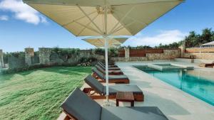 Bazén v ubytování Entheon Olive Villas - Poolside Retreats nebo v jeho okolí