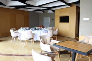 南京的住宿－南京四方酒店，傲途格精选，一间会议室,配有长桌子和椅子