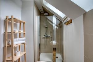 Koupelna v ubytování O'Myosotis - 400m Centre Historique - Parking Gratuit - Piscine et Jardin