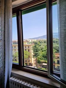 une fenêtre avec vue sur la ville dans l'établissement Appartamento D'Orazio, à Sorrente