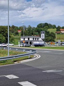 CerkvenjakCona rooms的一条空的公路,路边停有汽车