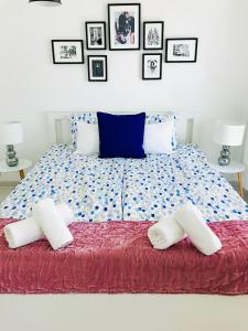Łóżko lub łóżka w pokoju w obiekcie Belvárosi Stúdió Apartman
