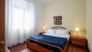 um quarto com uma cama e uma grande janela em "Gold Fashion" - Residenza DUOMO Citylife em Milão