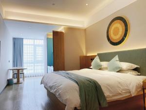 Letto o letti in una camera di SSAW Boutique Hotel Zhijiang