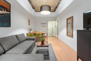 a living room with a couch and a table at GreatStay Apartment - Gleditschstr. in Berlin