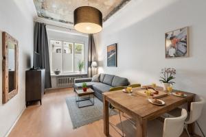 a living room with a table and a couch at GreatStay Apartment - Gleditschstr. in Berlin