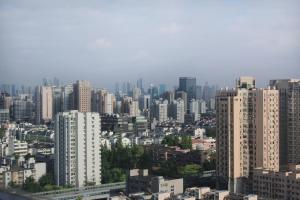 uitzicht op een stad met hoge gebouwen bij Amyitis Sky Garden - Located in the heart of Wulin with a view of Hangzhou West Lake in Hangzhou