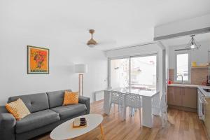 un salon avec un canapé et une table dans l'établissement Appartement Calme et Moderne avec vue mer 74, à Canet