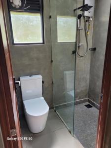 uma casa de banho com um WC e um chuveiro em Heaven Hides - Narangala em Kegalle