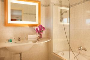 ห้องน้ำของ The Originals Boutique, Hôtel Les Strélitzias