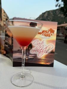 un drink in un bicchiere seduto su un tavolo di Le Vaita a Porto Ota