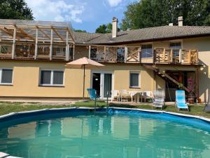 una casa con piscina frente a una casa en Lélek-Tér, en Siófok