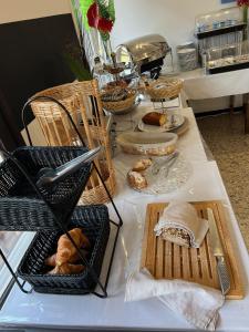 un tavolo con cesti di pane e dolci sopra di Le Vaita a Porto Ota