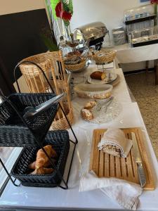 una mesa con cestas de pan y bollería. en Le Vaita, en Porto Ota