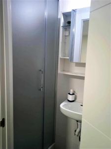 A bathroom at Moderno apartamento en el corazón de Madrid Sol
