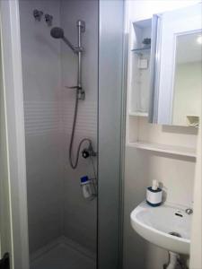 A bathroom at Moderno apartamento en el corazón de Madrid Sol