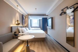 Ліжко або ліжка в номері Xinhuating Business Hotel
