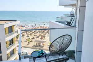 Balkons/terase naktsmītnē Beach Side Heaven Apartment in Infinity Beach Resort - parking