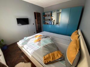 łóżko z 2 poduszkami w pokoju w obiekcie Comfort Home Apartment 2 w mieście Petroszany
